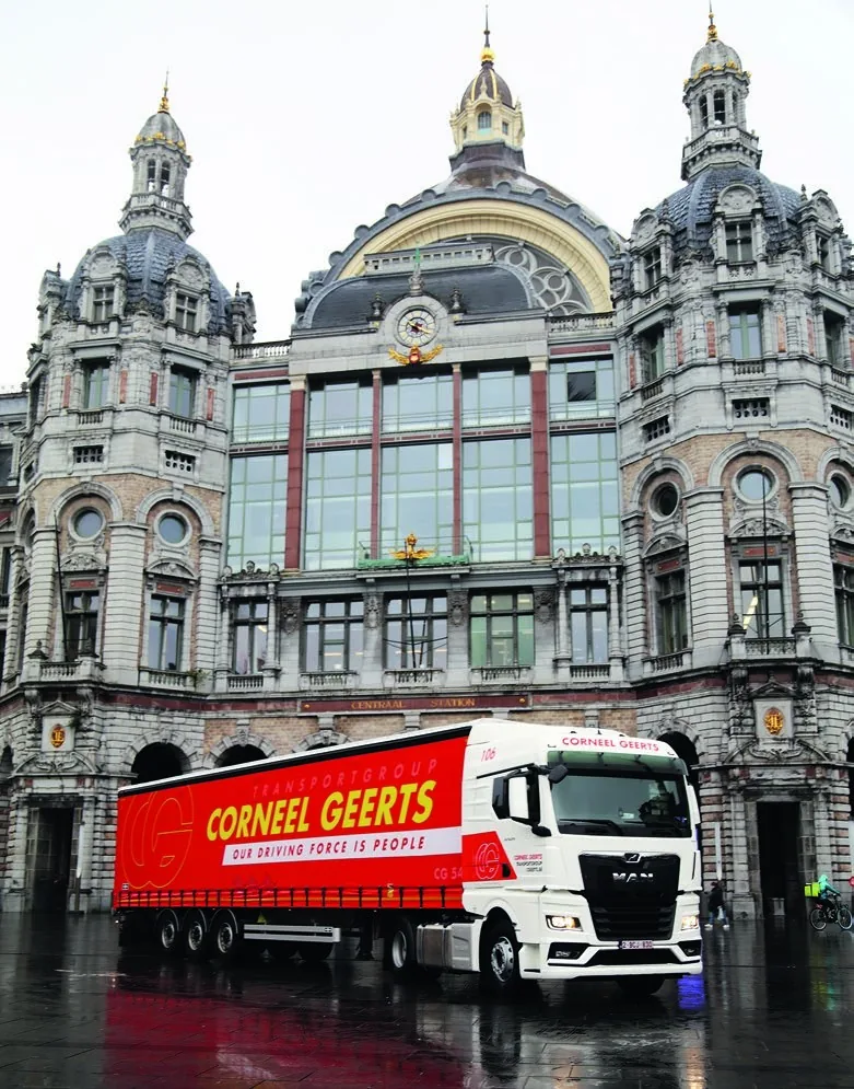 Een vrachtwagen van Corneel Geerts Transportgroup voor het Centraal Station van Antwerpen