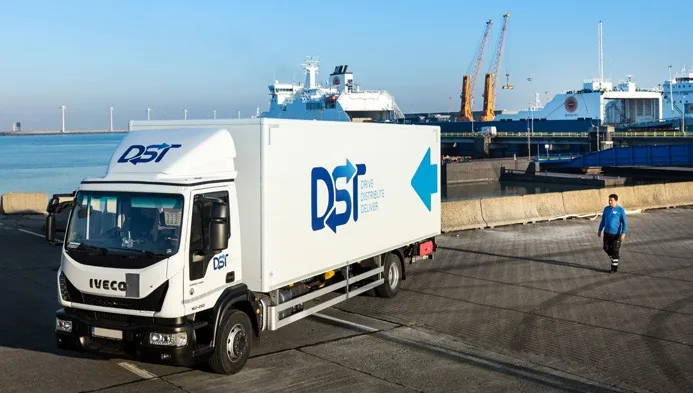 Een vrachtwagen van DS Transport in de haven