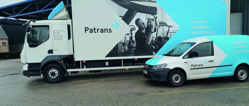 Een vrachtwagen en bestelwagen van Patrans